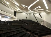 Der Hörsaal des Wohl Center der Bar-Ilan Universität bei Tel Aviv: Lautsprecher und Mikrofone des Systems für Aktive Akustik sind unauffällig in die Decke des Hörsaals integriert und lassen den Blick frei auf die anspruchsvolle Architektur. Photo: Yoni Reif
